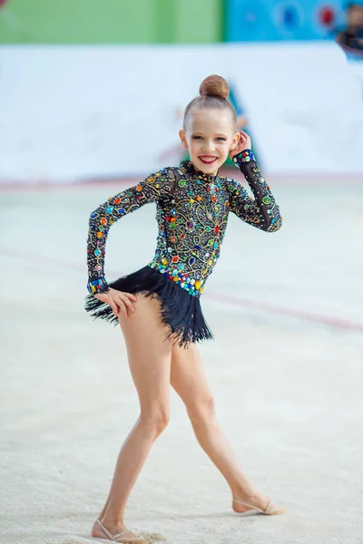 Petit entraînement de gymnaste sur le tapis et prêt pour les compétitions — Photo