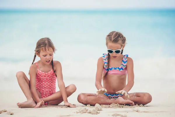 Šťastné děti, běhu a skákání na pláži — Stock fotografie