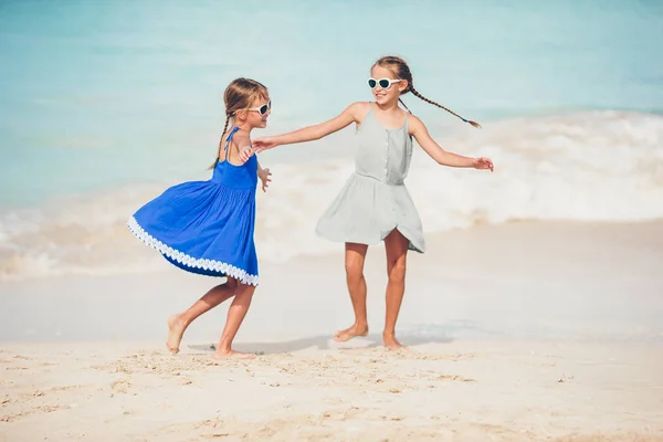 Crianças felizes correndo e pulando na praia — Fotografia de Stock
