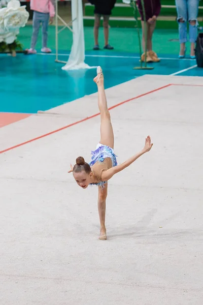 Piękna, aktywna gimnastyczka ze swoim występem na dywanie — Zdjęcie stockowe