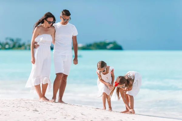 해변에 아이들이 있는 행복 한 가족 — 스톡 사진