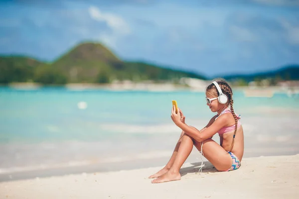 Adorable petite fille active à la plage pendant les vacances d'été — Photo