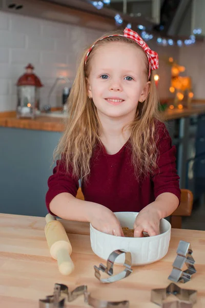 Adorable niña hornear galletas de jengibre de Navidad —  Fotos de Stock
