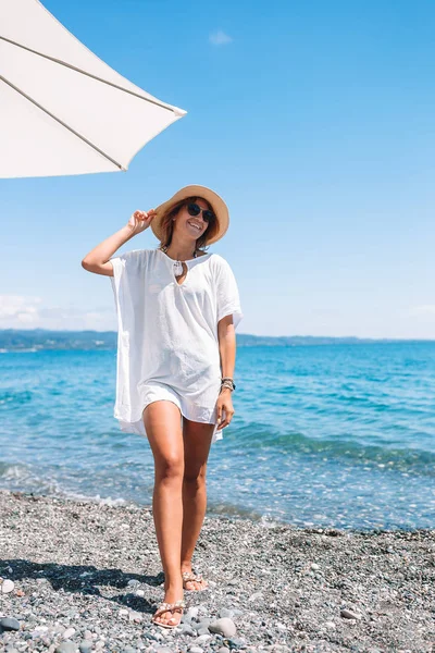 Junge Frau im Badeanzug mit Cocktailglas am weißen Strand auf Sonnenliege — Stockfoto