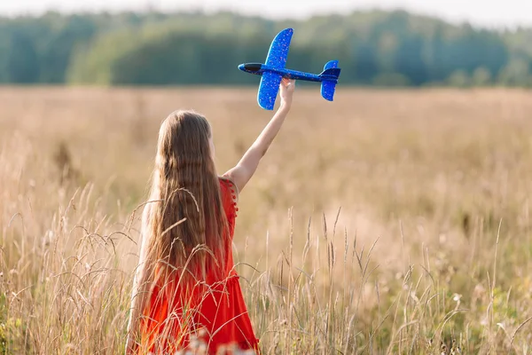 速く走る女の子と飛行機のおもちゃを保持 — ストック写真