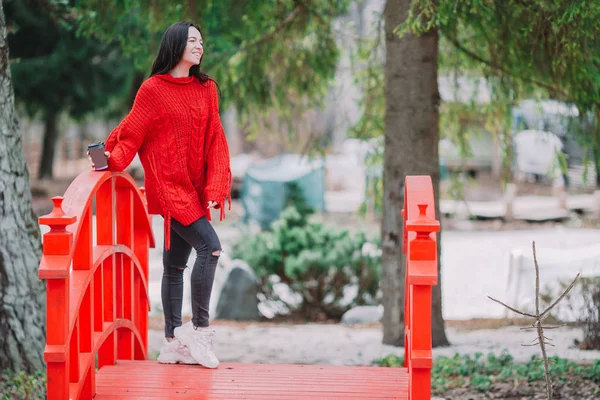 Giovane donna elegante bere caffè per andare in una strada della città — Foto Stock