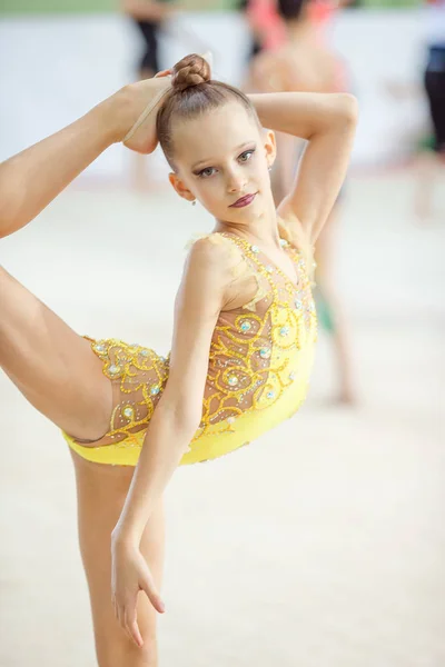 Hermosa niña gimnasta activa con su actuación en la alfombra — Foto de Stock