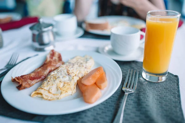 Café da manhã saboroso saudável na mesa no café ao ar livre — Fotografia de Stock