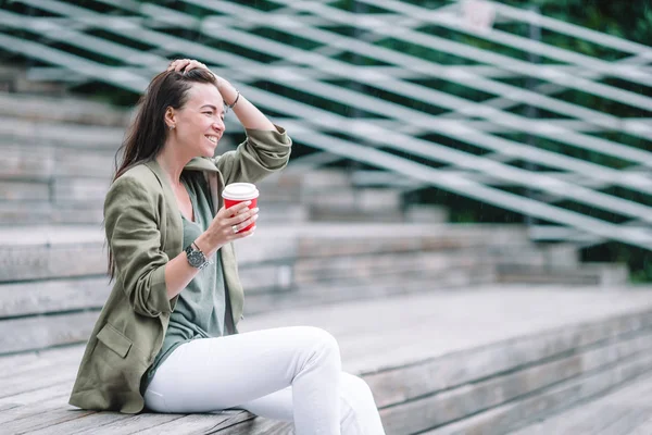 公園で屋外のおいしいコーヒーを飲む女性 — ストック写真