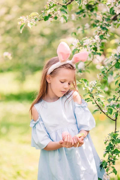 Adorável menina no jardim de maçã florescendo no belo dia de primavera — Fotografia de Stock