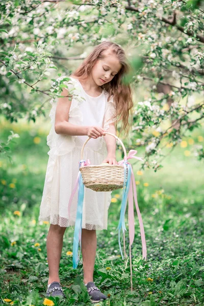 Rozkošná holčička v kvetoucí jablečné zahradě na krásném jarním dni — Stock fotografie