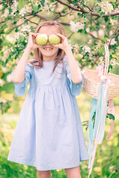 Adorable little girl in blooming apple garden on beautiful spring day — Stock Photo, Image