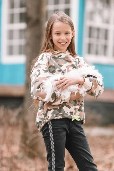 Niña con un cachorro blanco. Un cachorro en manos de una chica —  Fotos de Stock