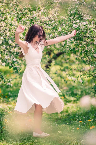 Hermosa mujer disfrutando del olor en el jardín de cerezas de primavera —  Fotos de Stock