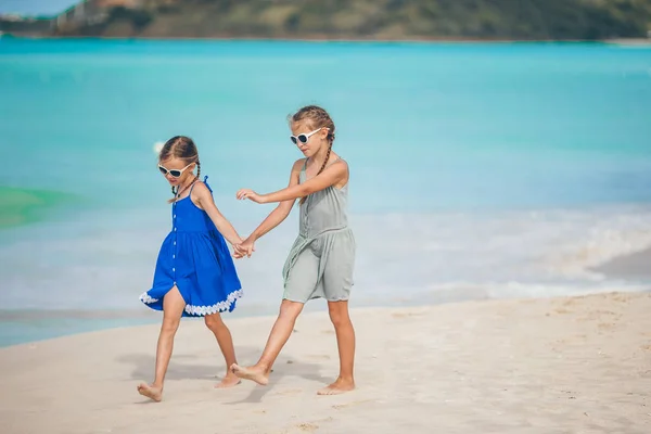 Pequeños niños felices se divierten mucho en la playa tropical jugando juntos —  Fotos de Stock