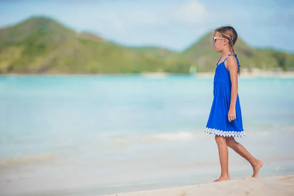 Porträt der schönen Mädchen am Strand tanzen — Stockfoto