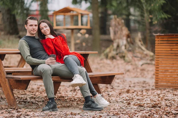 Junges Paar im Park an einem authentischen Tisch in einem Café — Stockfoto