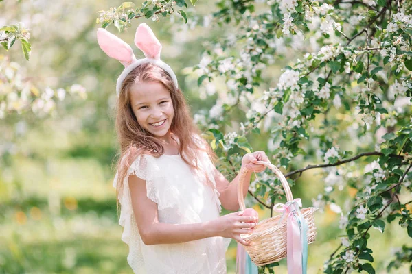 Adorable little girl in blooming apple garden on beautiful spring day — Stock Photo, Image