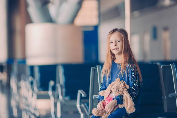 Petit enfant à l'aéroport attendant l'embarquement — Photo