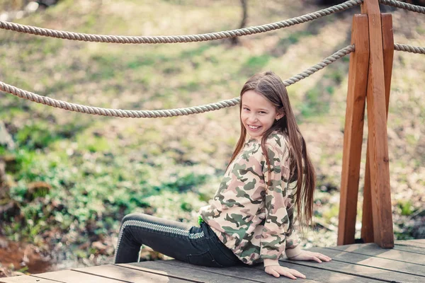 Niña en el parque al aire libre en su fin de semana —  Fotos de Stock