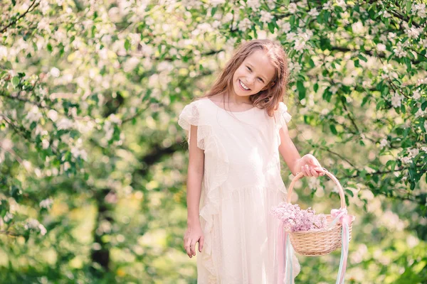 아름다운 봄날 꽃피는 사과 정원에 있는 사랑 스러운 어린 소녀 — 스톡 사진