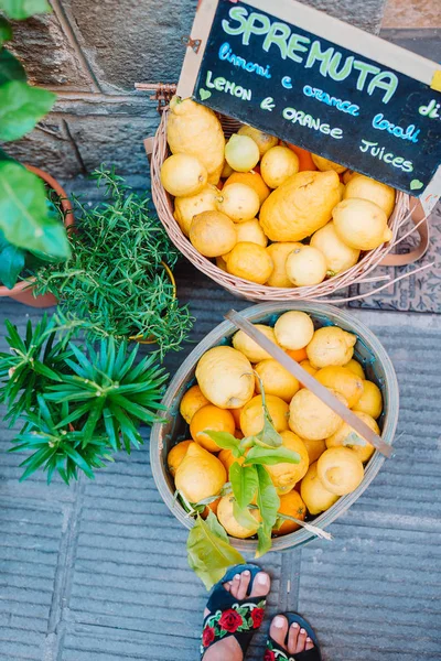 Flätad korg full av citroner på italienska gatan od Corniglia — Stockfoto