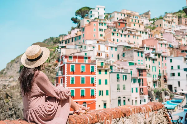 Νεαρή γυναίκα με υπέροχη θέα στο παλιό χωριό Riomaggiore, Cinque Terre, Liguria — Φωτογραφία Αρχείου