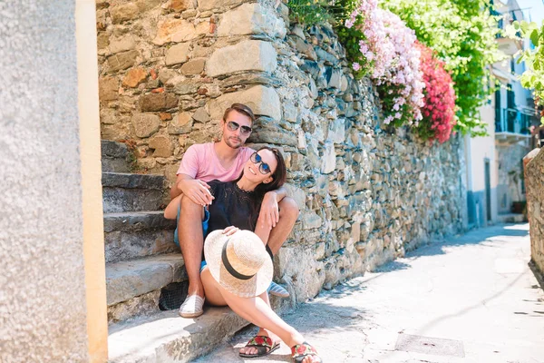 Pareja de turistas jóvenes que viajan en vacaciones europeas al aire libre en vacaciones italianas en Cinque Terre —  Fotos de Stock
