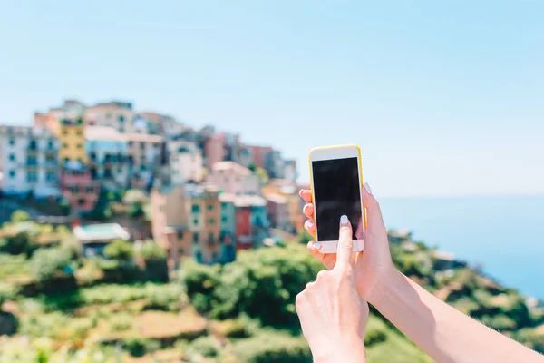 Fechar o fundo do smartphone da antiga aldeia italiana em mãos de homem — Fotografia de Stock