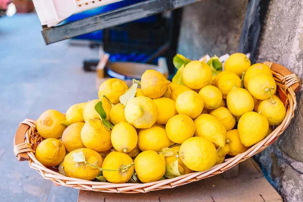 Wicker basket full of lemons on the italian street od Corniglia — Stock Photo, Image