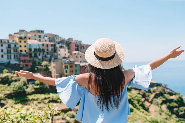 Jonge vrouw met prachtig uitzicht op de oude dorp in Cinque Terre, Ligurië, Italië. Europese Italiaanse vakantie. — Stockfoto