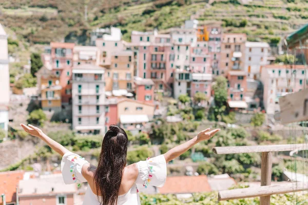 Turista olhando para a vista panorâmica de Manarola, Cinque Terre, Ligúria, Itália — Fotografia de Stock