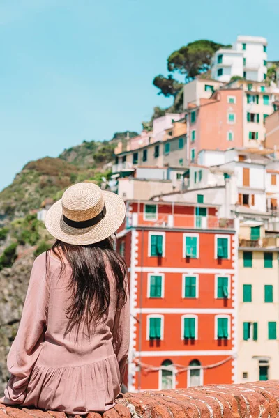 Jonge vrouw met prachtig uitzicht op het oude dorp Riomaggiore, Cinque Terre, Ligurië — Stockfoto