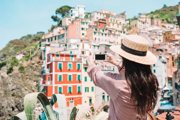 Jovem mulher tomando selfie fundo bonita antiga aldeia italiana, Cinque Terre, Ligúria — Fotografia de Stock