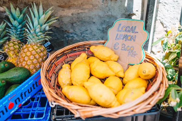 Wicker basket full of lemons on the italian street od Corniglia — Stock Photo, Image