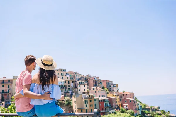 Familia feliz con vista al antiguo pueblo europeo en el parque nacional Cinque Terre, Liguria, Italia, Europa — Foto de Stock