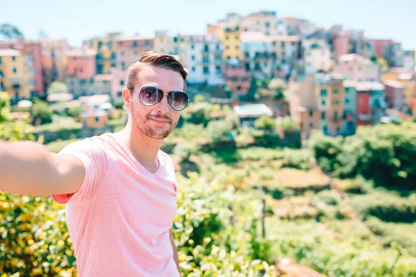 Young tourist taking selfie background beautiful old italian village, Cinque Terre, Liguria — Stockfoto
