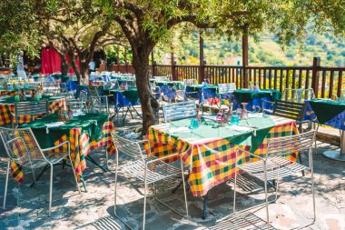 Yaz boş açık café'de turist Avrupa şehri