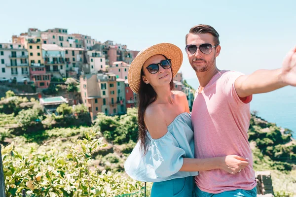 Familia feliz con vista al antiguo pueblo europeo en el parque nacional Cinque Terre, Liguria, Italia, Europa —  Fotos de Stock