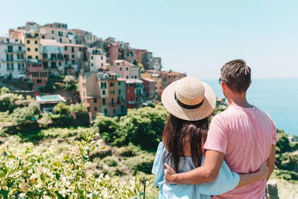 Família feliz com vista para a antiga aldeia europeia no parque nacional Cinque Terre, Ligúria, Itália, Europa — Fotografia de Stock