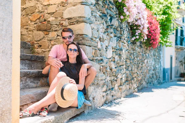 Jovem casal turístico viajando em férias europeias ao ar livre em férias italianas em Cinque Terre — Fotografia de Stock