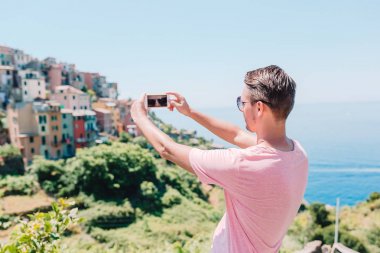 Genç adam alarak selfie arka plan güzel eski İtalyanca Köyü, Cinque Terre, Liguria, İtalya