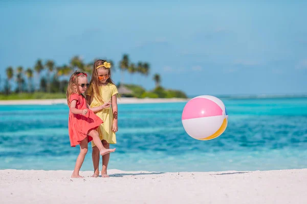 Pequenas garotas adoráveis jogando na praia com bola de ar — Fotografia de Stock