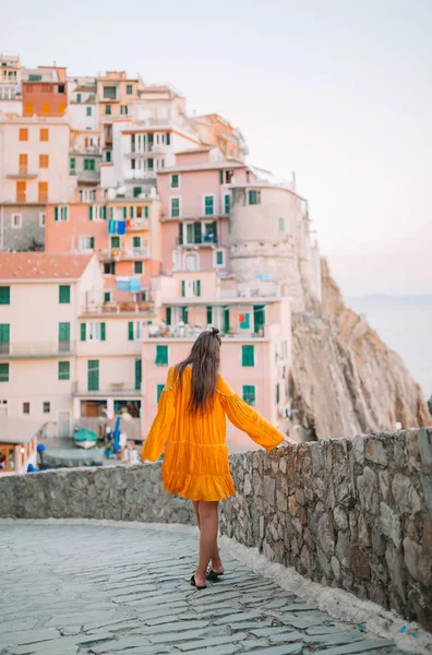 Turismo con vistas panorámicas de Manarola, Cinque Terre, Liguria, Italia —  Fotos de Stock
