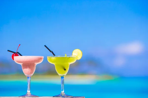 Two tasty cocktails on tropical white beach — Stock Photo, Image