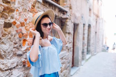 Mutlu kız Cinque Terre tatil sırasında eğlenmek gülümseyen