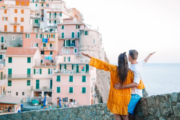 Szczęśliwa para w tle pięknej miejscowości Manarola, Cinque Terre, Liguria, Włochy — Zdjęcie stockowe