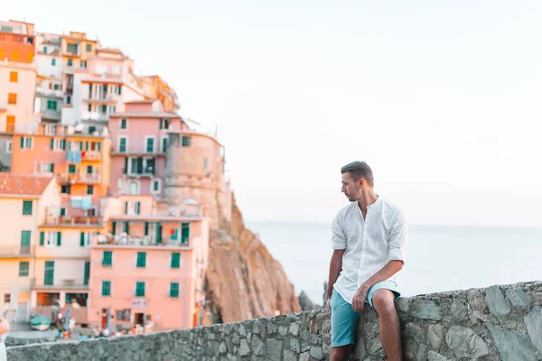 Turista olhando para a vista panorâmica de Manarola, Cinque Terre, Ligúria, Itália — Fotografia de Stock