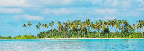 Playa blanca perfecta con agua turquesa en la isla ideal — Foto de Stock