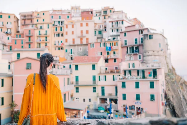 Toeristische blik op schilderachtig uitzicht op Manarola, Cinque Terre, Ligurië, Italië — Stockfoto